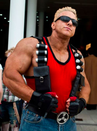 Illustration for article titled Somehow, This Duke Nukem Cosplay Actually Works